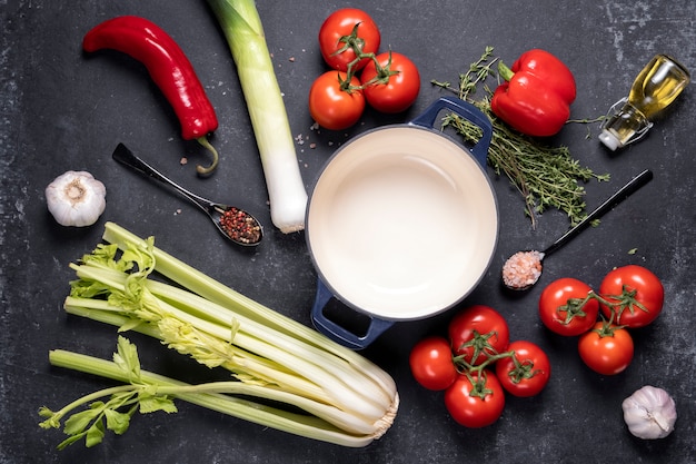 Verse groente-ingrediënten voor traditionele tomatensoep,