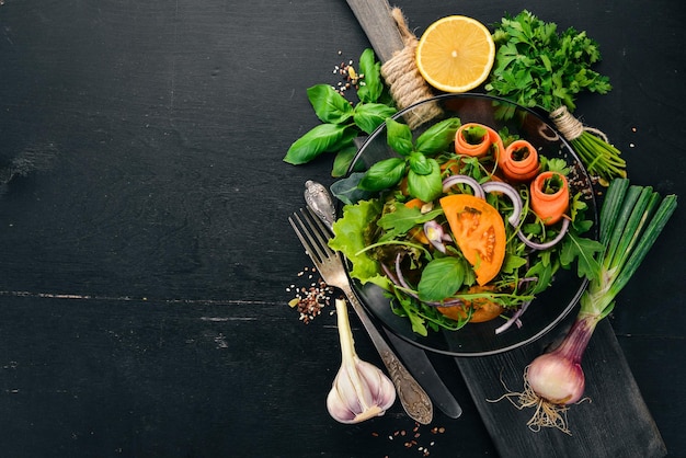 Verse Groente Salade Rucola Tomaten Wortelen Uien Op een houten achtergrond Bovenaanzicht Kopieer ruimte