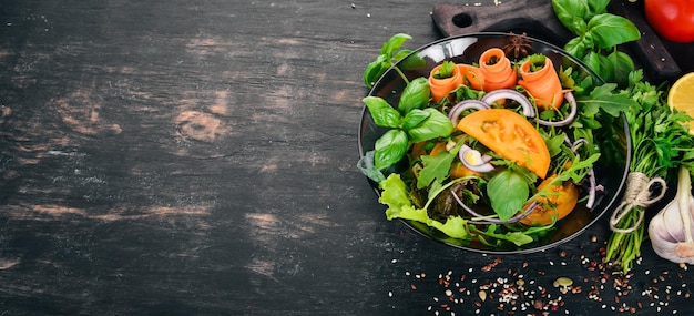 Verse Groente Salade Rucola Tomaten Wortelen Uien Op een houten achtergrond Bovenaanzicht Kopieer ruimte