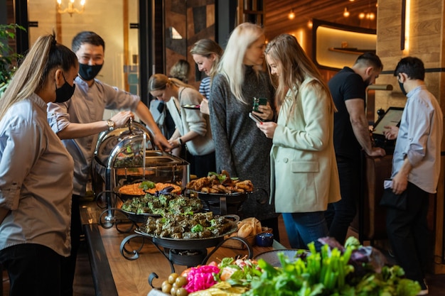 Verse groenten Achtergrond Italiaans eten achtergrond op donker met sprigg bonen Koken zeevruchten