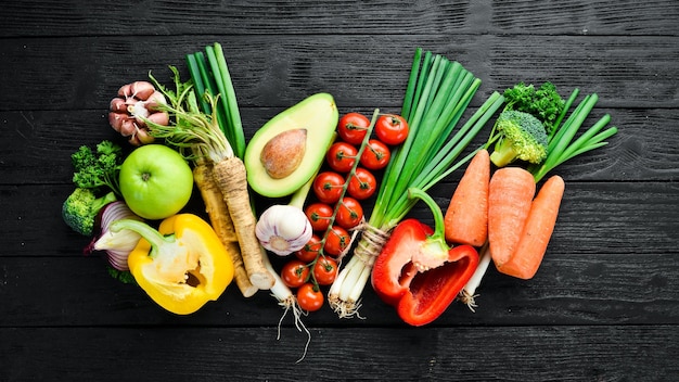 Verse groenten Avocado komkommer ui knoflook tomaten wortelen mierikswortel Bovenaanzicht Vrije ruimte voor uw tekst