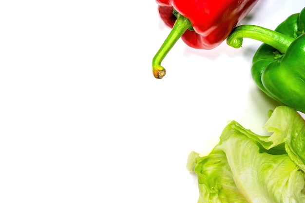 Foto verse groenten drie zoete rode, gele, groene paprika's