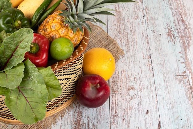 Verse groenten en fruit in een mand, geïsoleerd op een witte achtergrond.