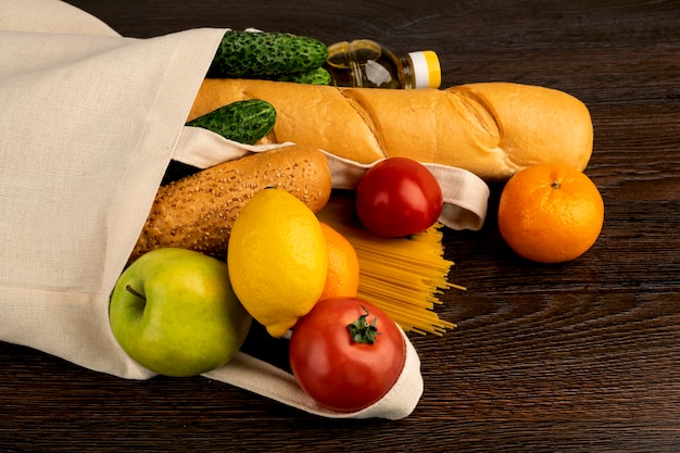 Verse groenten en fruit in een zak, levering van voedsel uit de winkel