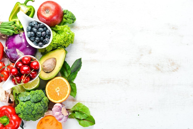 Verse groenten en fruit op een witte houten achtergrond Bovenaanzicht Vrije ruimte voor uw tekst