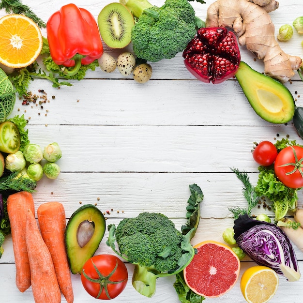 Verse groenten en fruit op een witte houten achtergrond Gezonde biologische voeding Bovenaanzicht Gratis kopieerruimte