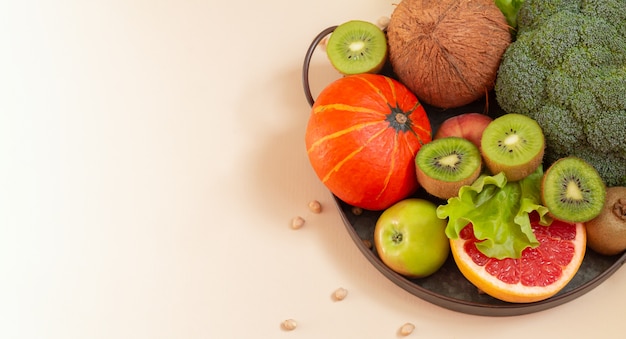Verse groenten en fruit op metalen dienblad. gezond eten concept