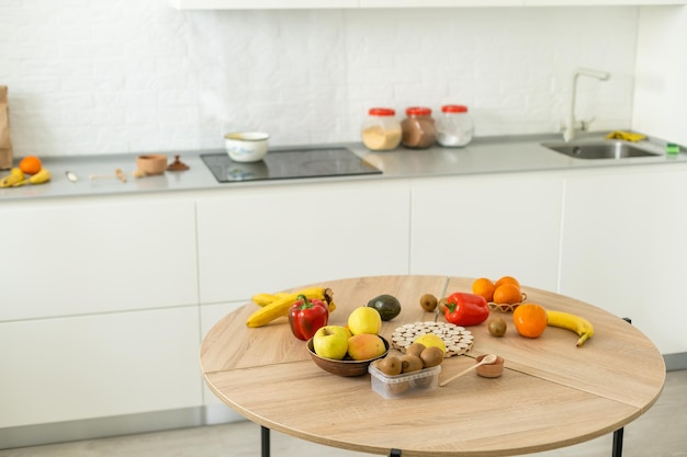 verse groenten en fruit op tafel in keuken interieur, gezond voedsel concept.