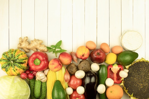 Verse groenten en fruit op tafel