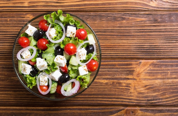 Verse groenten Griekse salade Gezond voedsel op houten achtergrond