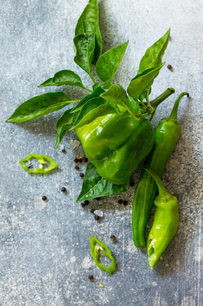 Foto verse groenten groene paprika paprika achtergrond en mexicaanse hete chili pepers bovenaanzicht