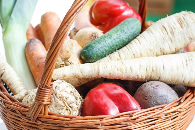 Verse groenten in de mand als ingrediënten voor het koken met gezonde vitaminen