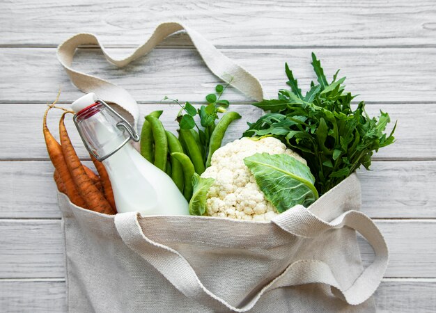 Verse groenten in eco katoenen zakken op tafel in de keuken