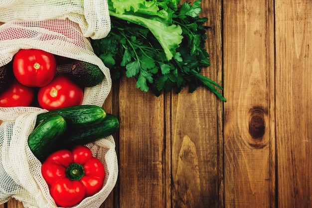 Verse groenten in eco-zakken op houten tafel. Hoge kwaliteit foto