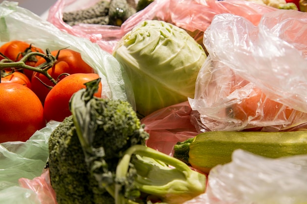 Verse groenten in plastic zakken Bovenaanzicht plat gelegd