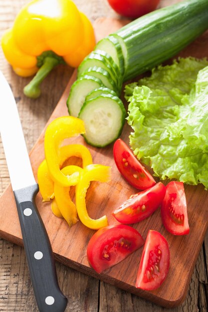 Foto verse groenten komkommer tomaten peper en slablaadjes