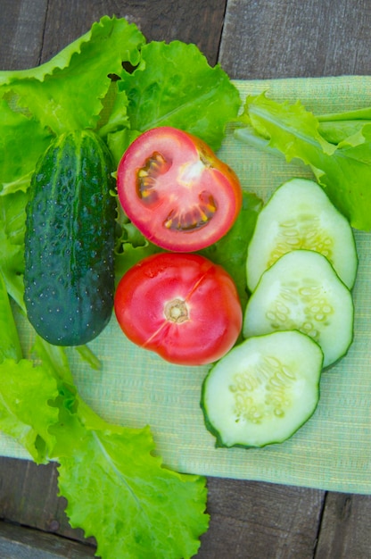 Verse groenten komkommers tomaten sla bovenaanzicht kopie ruimte