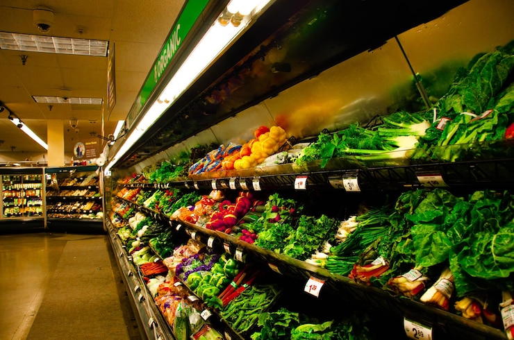 Foto verse groenten met prijskaartjes op de plank in een supermarkt