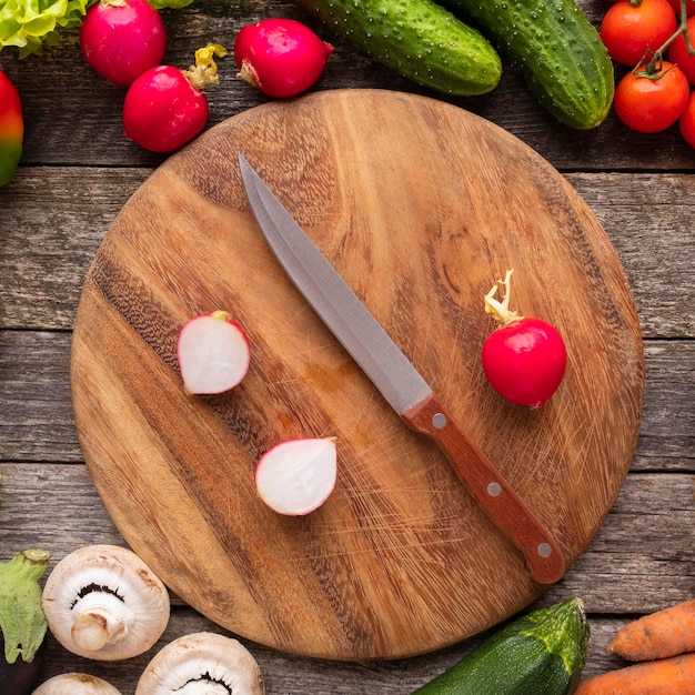Verse groenten op de snijplank en het mes Bovenaanzicht