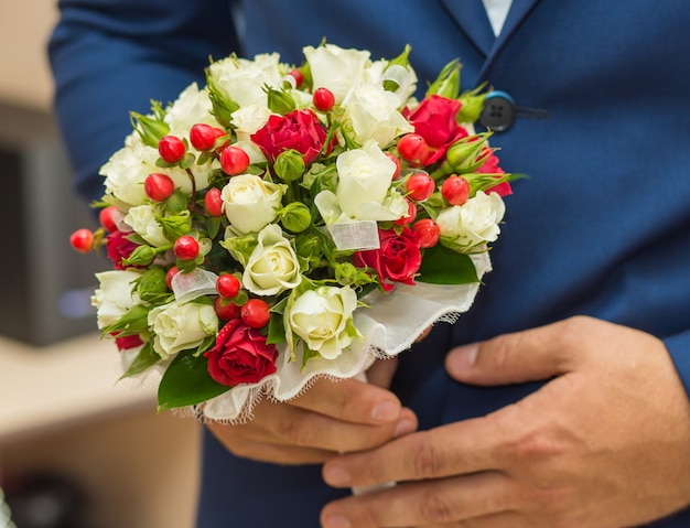 verse groenten op een houten bord