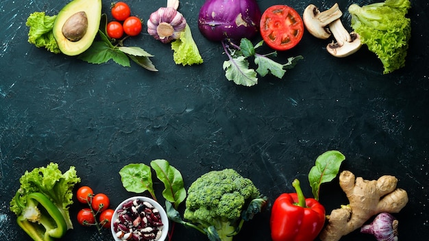 Verse groenten op een zwarte achtergrond Vegetarisch eten Bovenaanzicht Vrije ruimte voor uw tekst