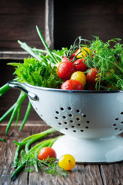 Verse groenten op houten tafel