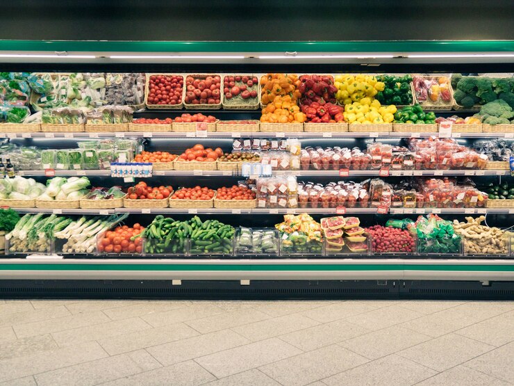 Foto verse groenten op plank in supermarkt