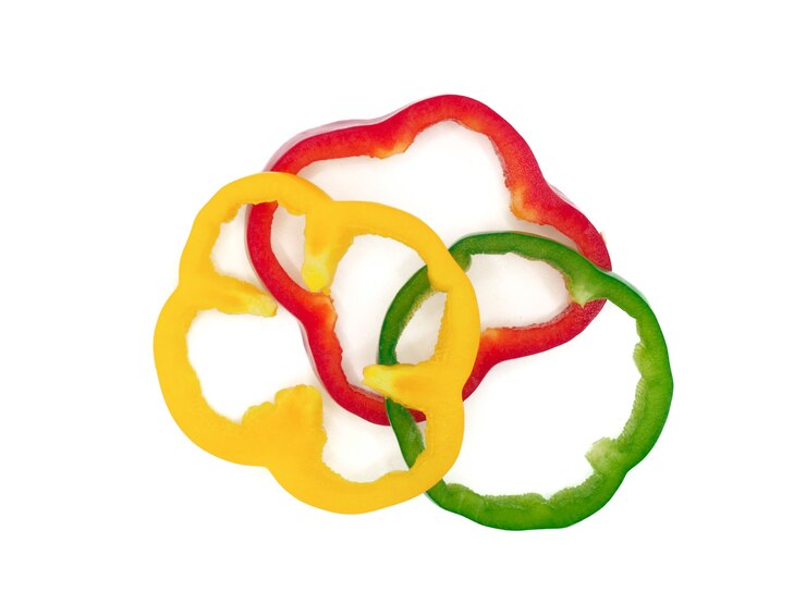 Verse groenten, rode, gele, groene paprika's op witte achtergrond.