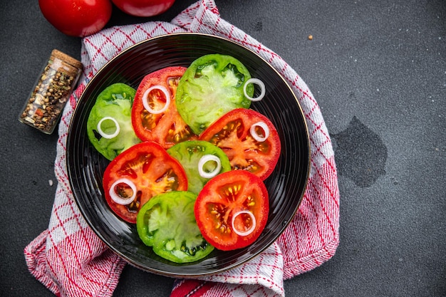 verse groenten salade rode tomaat en groene tomaat schotel gezonde maaltijd voedsel snack op tafel