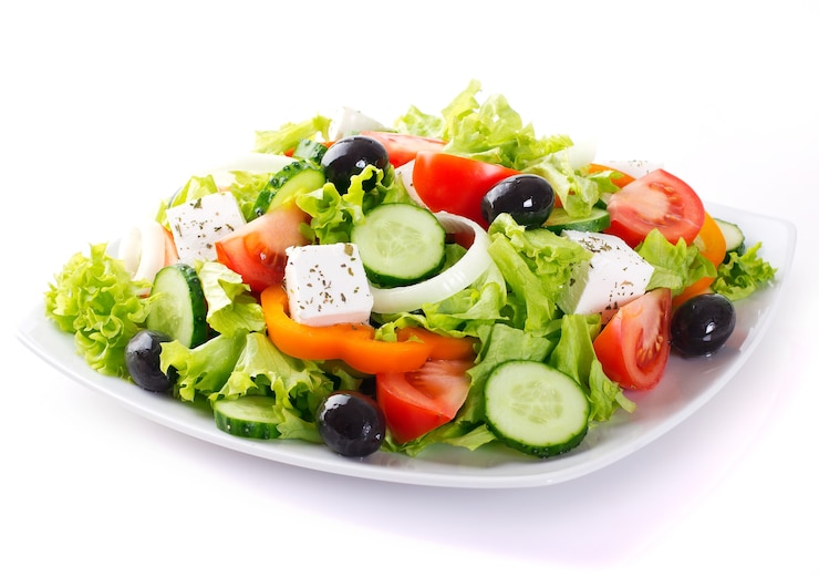 Foto verse groentensalade geïsoleerd op witte achtergrond