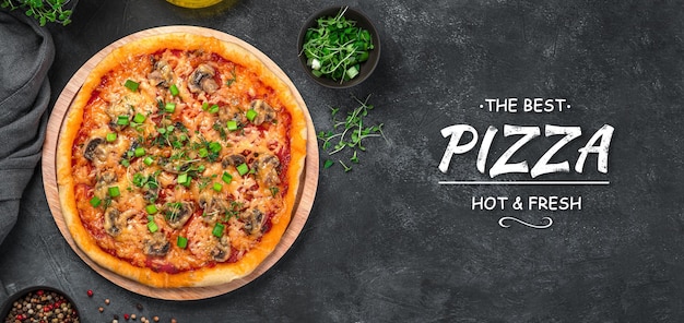 Verse groentepizza met tomatenkaas en tomaten op een donkere achtergrond