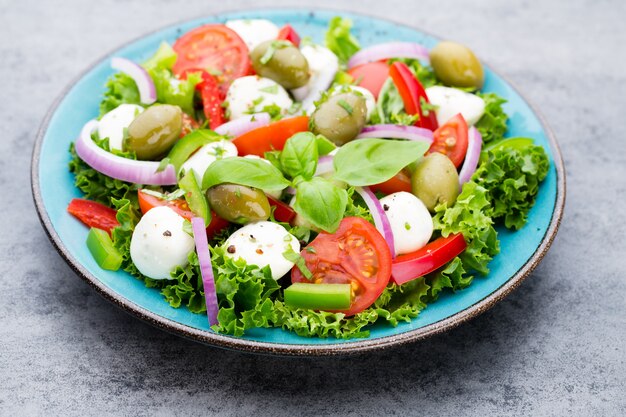 Verse groentesalade. Caprese. Caprese salade. Italiaanse salade. Mediterrane salade. Italiaanse keuken.