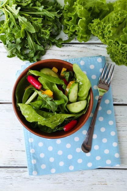 Verse groentesalade in kom op tafel close-up