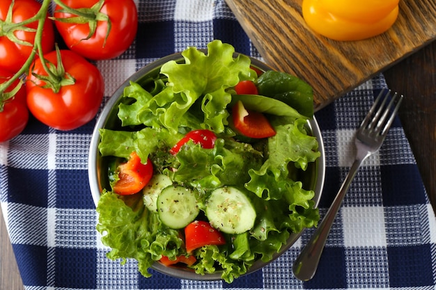 Verse groentesalade in kom op tafel close-up