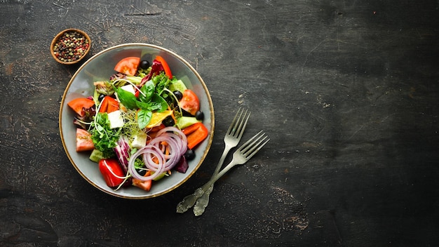 Verse groentesalade met fetakaas. Voedsel. Bovenaanzicht. Vrije ruimte voor uw tekst.