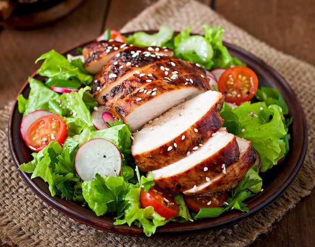 Verse groentesalade met gegrilde kippenborst.