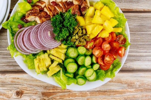 Verse groentesalade met geroosterde kippenborst, tomaten, komkommers