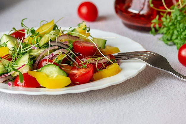 Foto verse groentesalade met microgreens