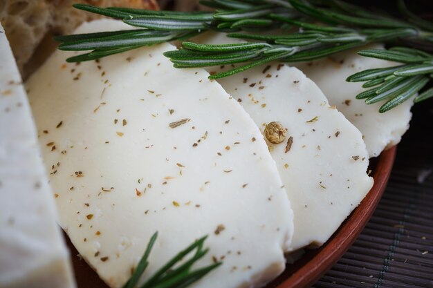 Verse groentesalade met tomaten, komkommers en uien. Geserveerd met kaas, groenten, olijfolie en brood