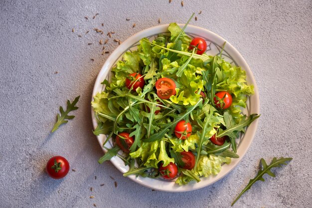 Verse groentesalade met tomaten rucola sla en andere ingrediënten gezond eten