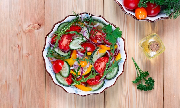 Verse groentesalade op een houten tafelblad horizontaal bekijken geen mensen