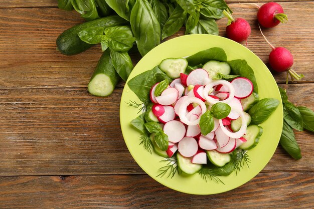 Verse groentesalade op tafel close-up