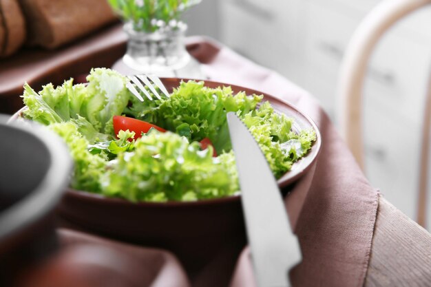 Foto verse groentesalade op tafel