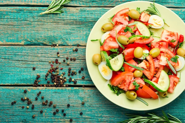 Verse groentesalade van tomaten, komkommers, olijven en eieren Dieetsalade Ruimte voor tekst