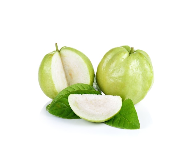 Verse guave geïsoleerd op een wit