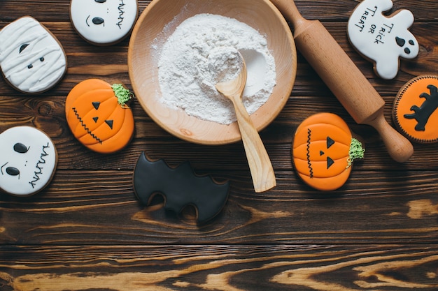 Verse Halloween Gemberbreadkoekjes op houten tafel.