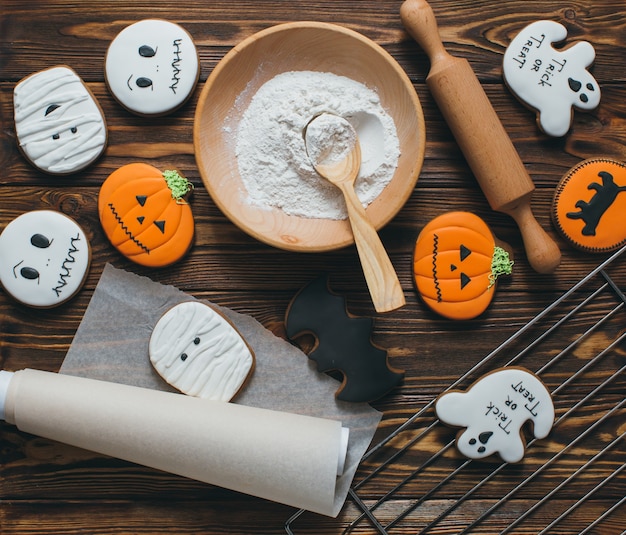 Foto verse halloween gemberbreadkoekjes op houten tafel.