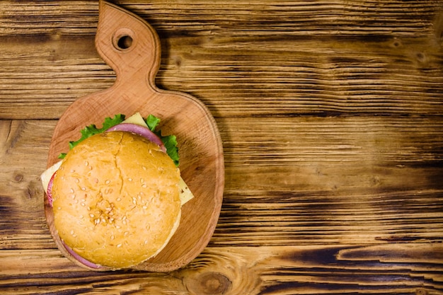 Foto verse hamburger op een houten snijplank bovenaanzicht