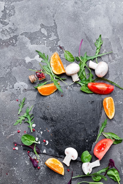 Verse, heerlijke ingrediënten voor gezonde salade koken