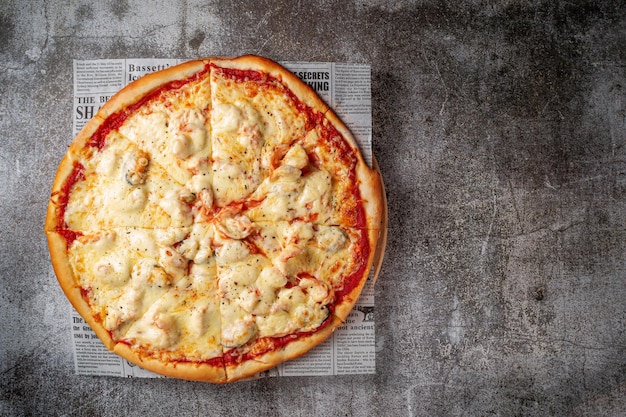 Verse heerlijke Italiaanse pizza op een grijze stenen tafelachtergrond